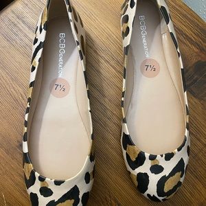 BCBG Flat 7/ 1/2 size newww